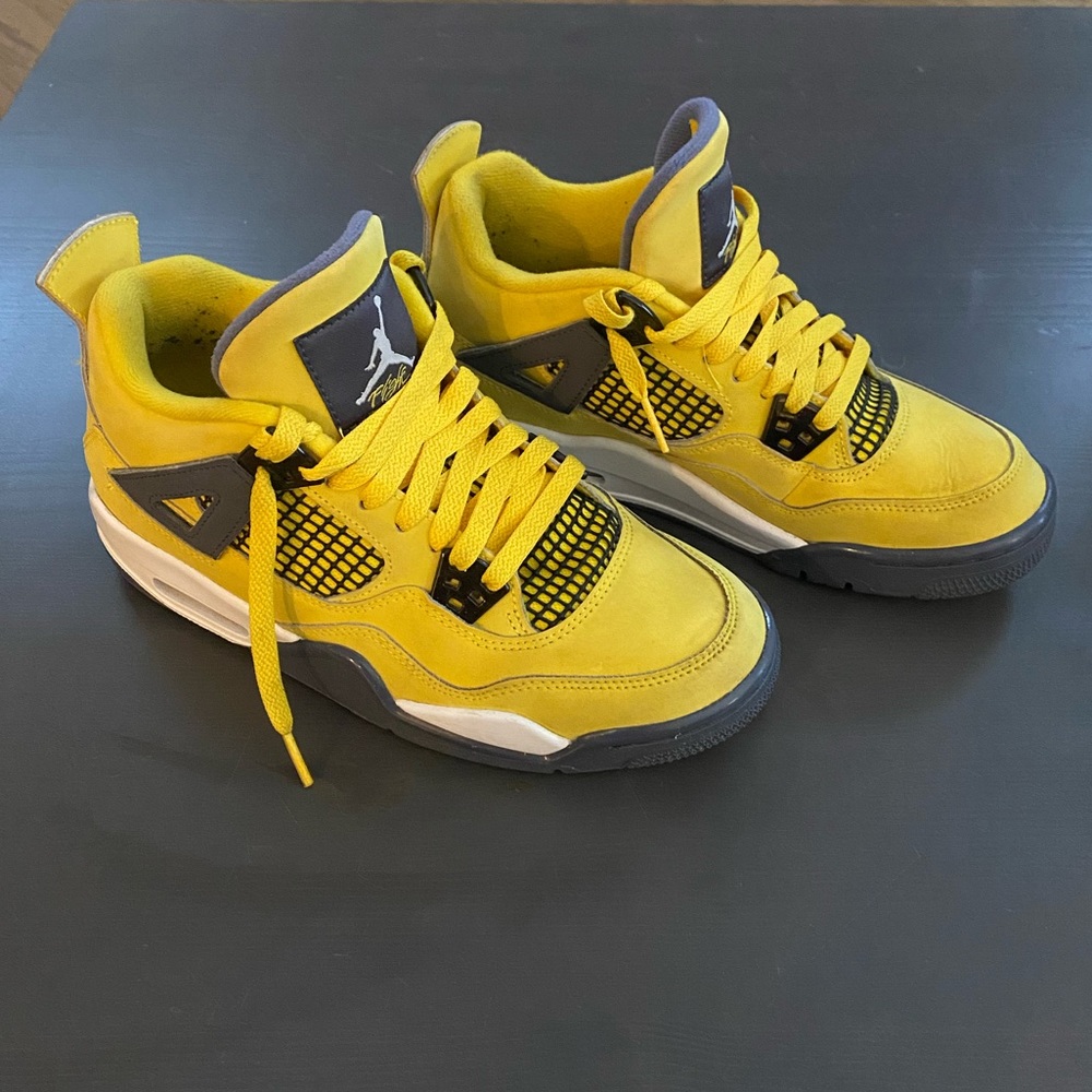 Kids air Jordan 4 retro lightning size 6Y